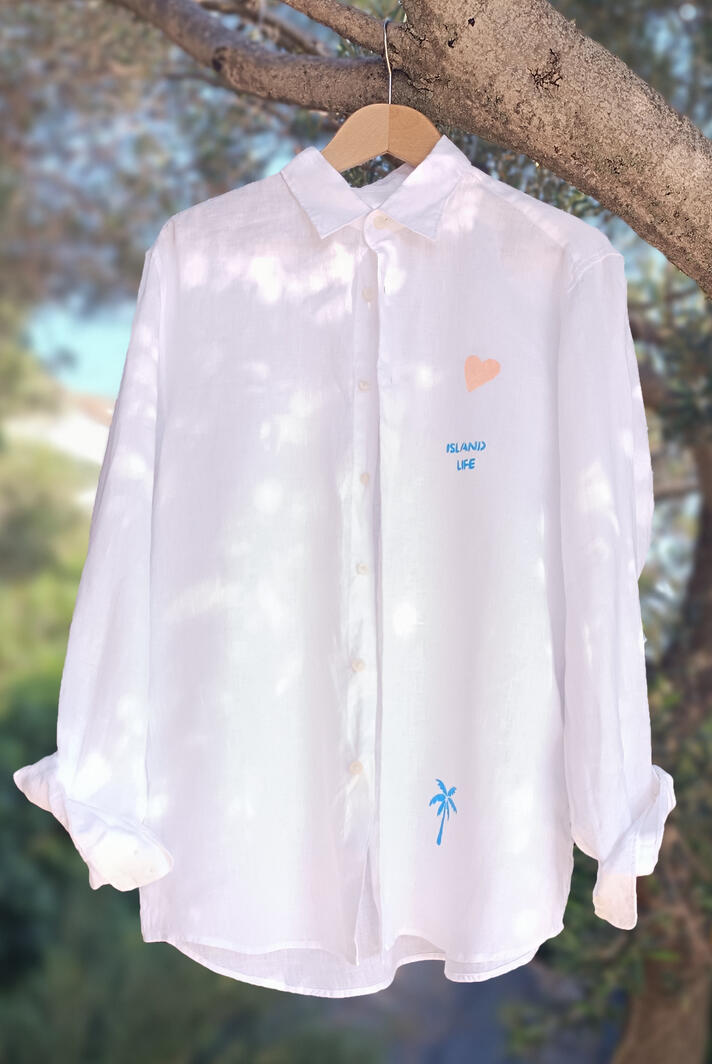 Linen shirts for men and women in Korčula shop